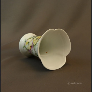 Mały wazon porcelanowy 