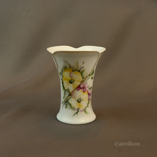 Mały wazon porcelanowy 