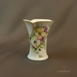 Mały wazon porcelanowy