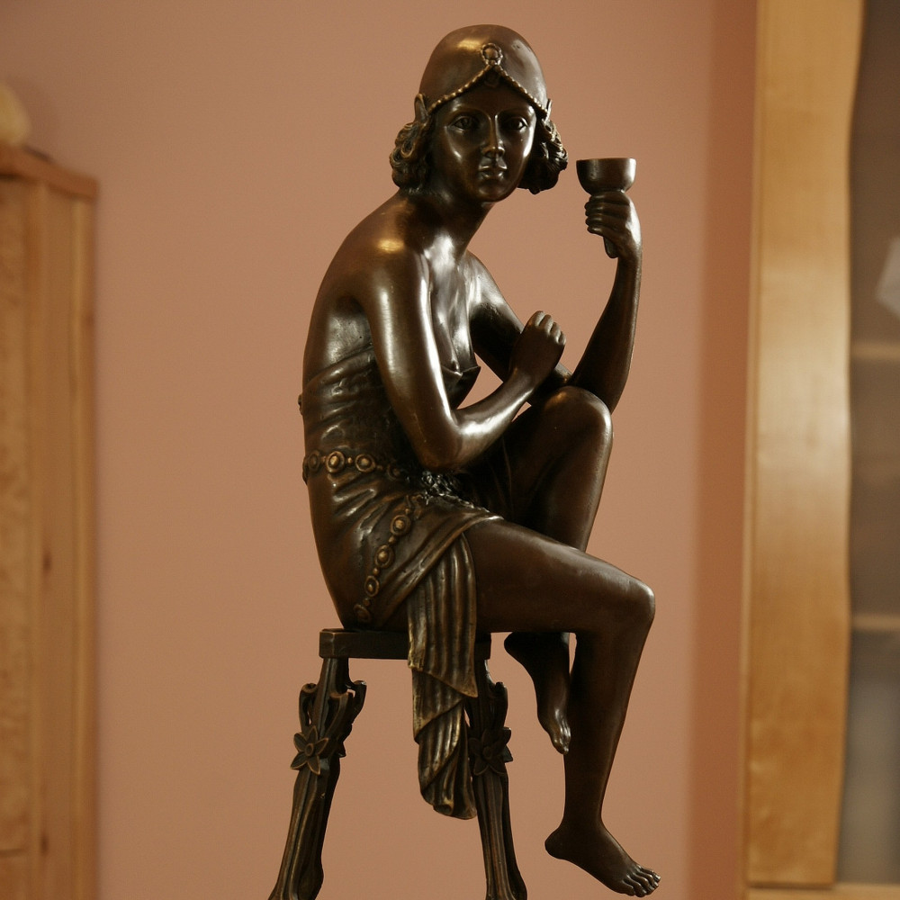 Rzeźba art deco lady z szampanem brąz Rzeźba art deco lady z szampanem brąz