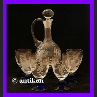 Stara karafka z kieliszkami do wina 