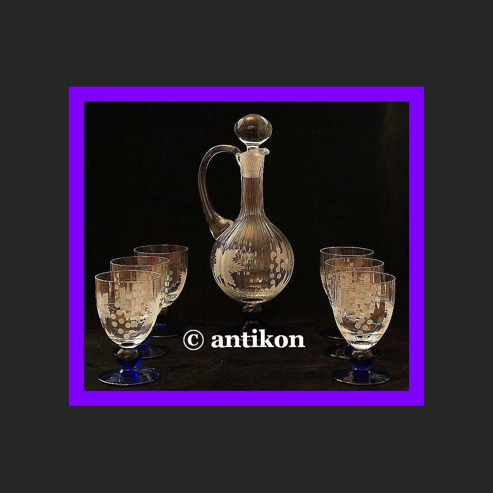 Stara karafka z kieliszkami do wina Stara karafka z kieliszkami do wina
