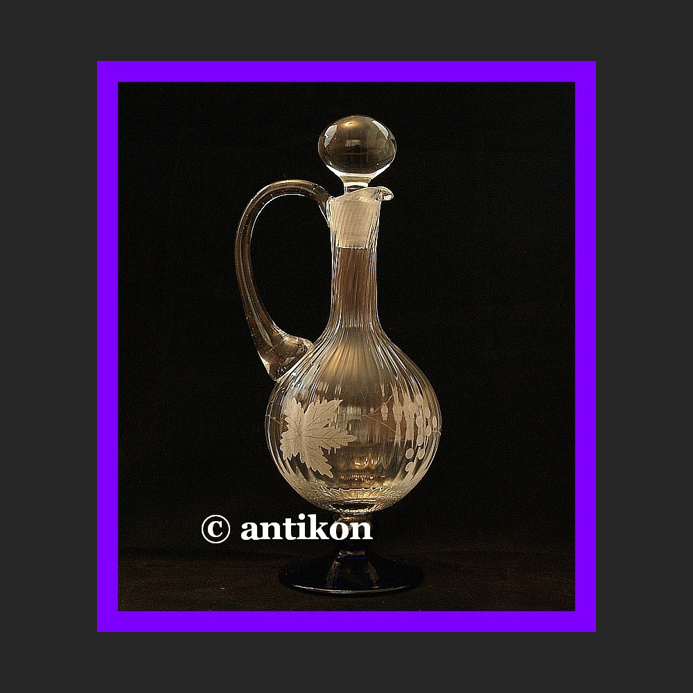 Stara karafka z kieliszkami do wina Stara karafka z kieliszkami do wina