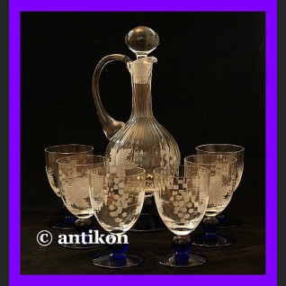 Stara karafka z kieliszkami do wina Stara karafka z kieliszkami do wina