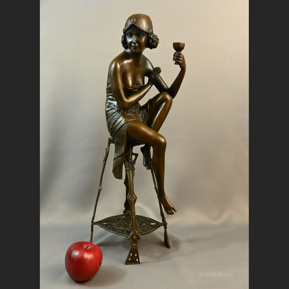 Rzeźba z brązu Art Deco Lady z szampanem 