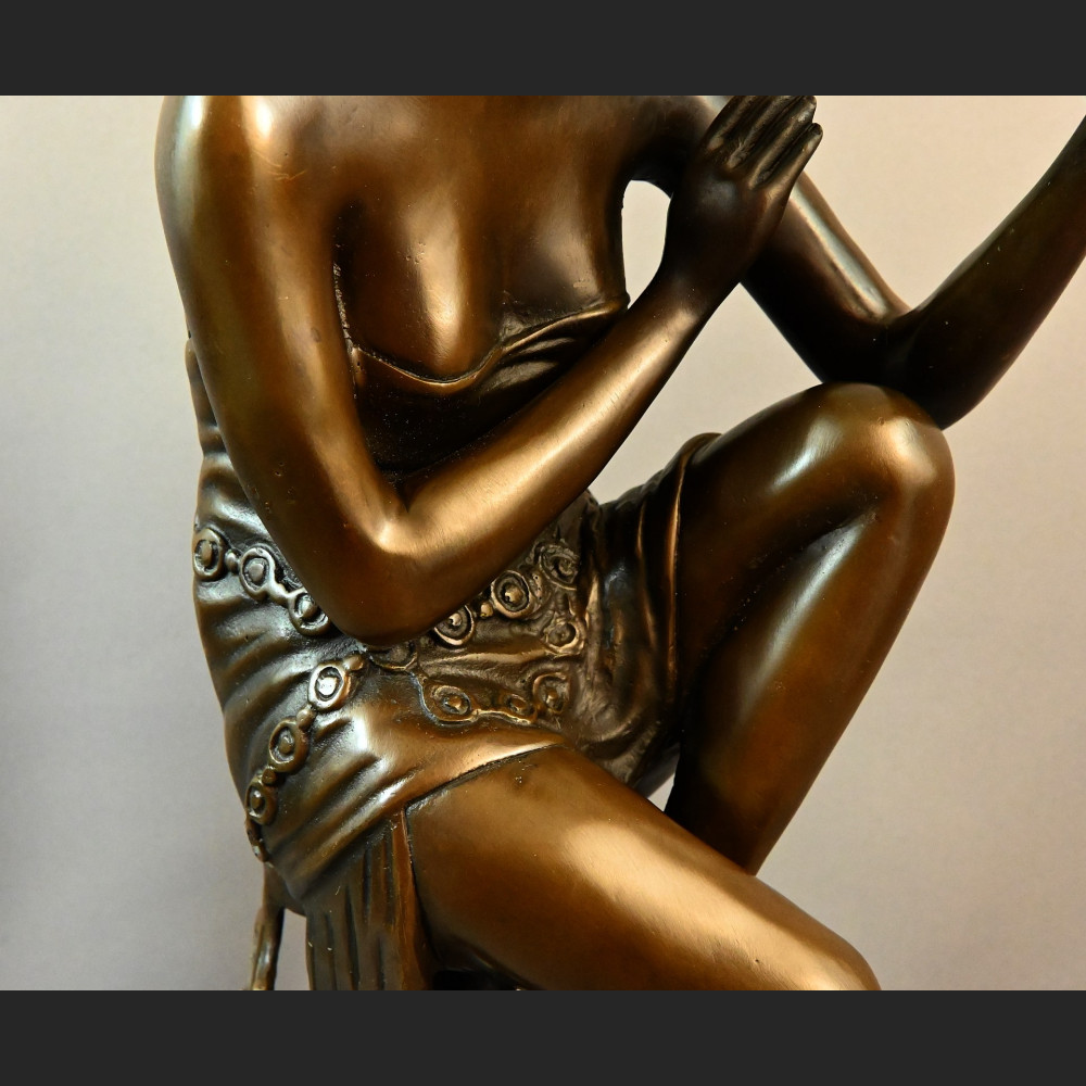 Rzeźba z brązu Art Deco Lady z szampanem 