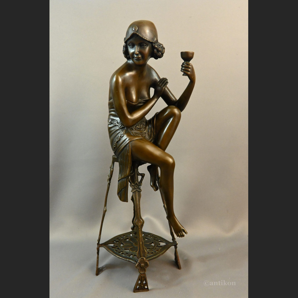 Rzeźba z brązu Art Deco Lady z szampanem 