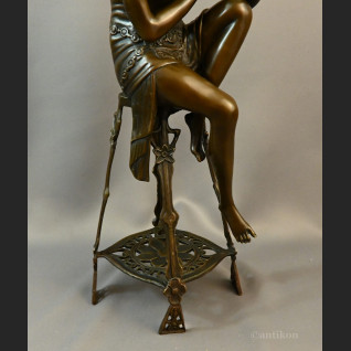 Rzeźba z brązu Art Deco Lady z szampanem 