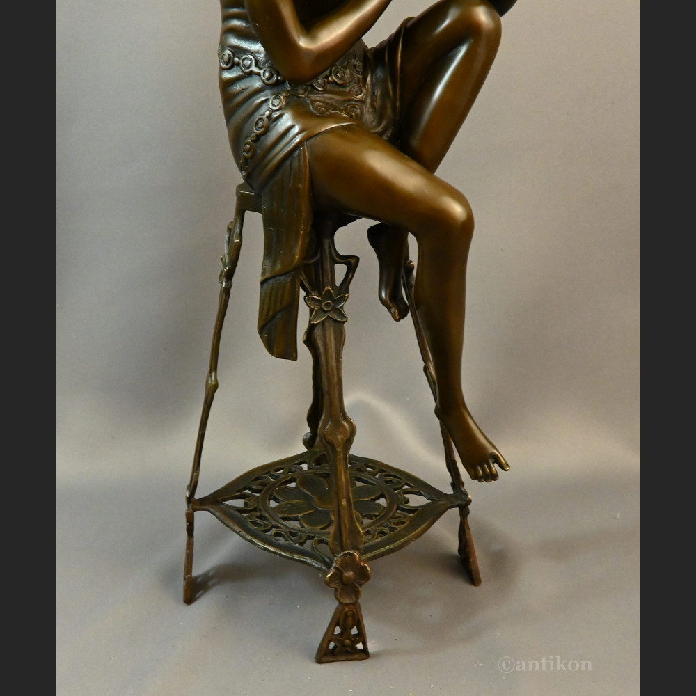 Rzeźba z brązu Art Deco Lady z szampanem 