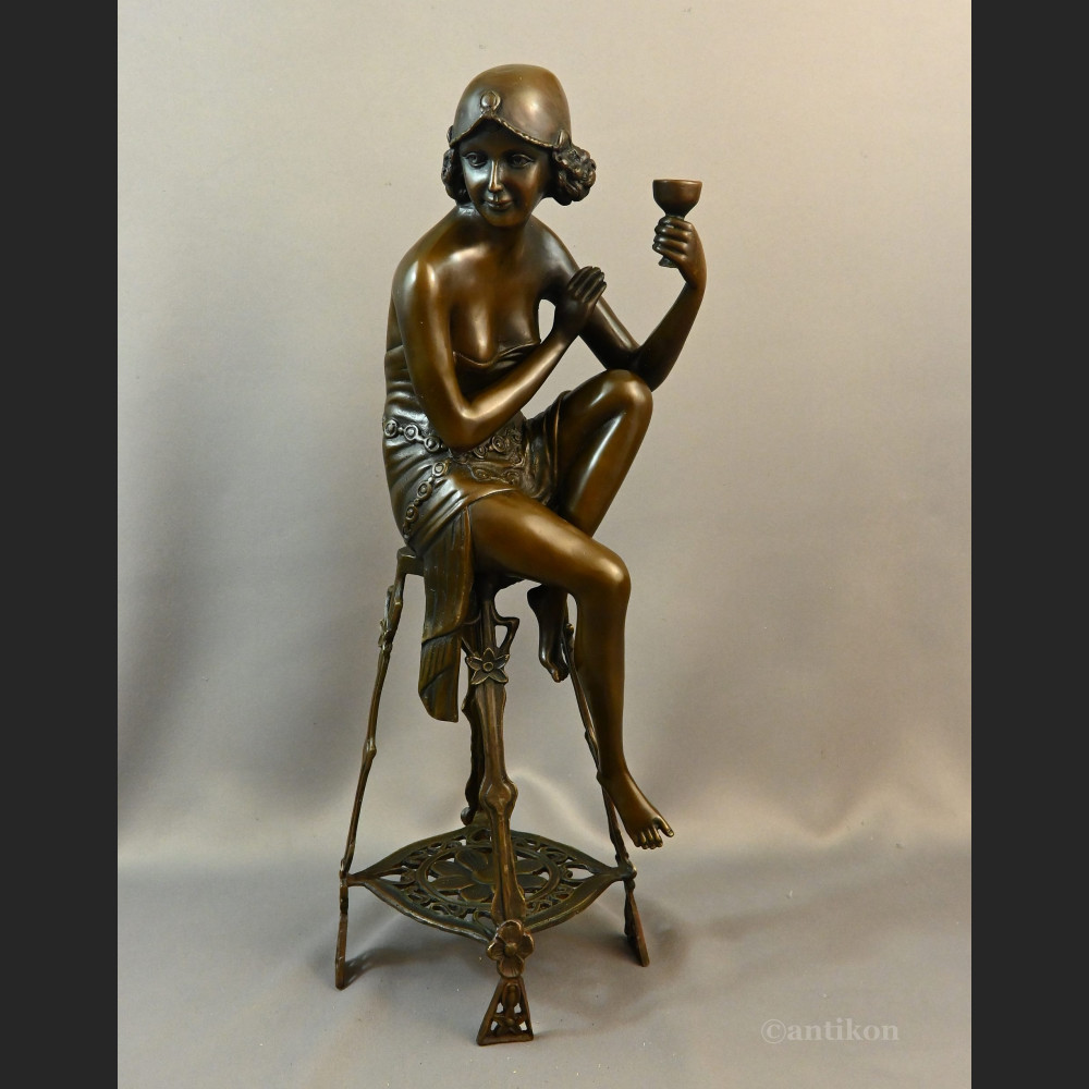 Rzeźba z brązu Art Deco Lady z szampanem 