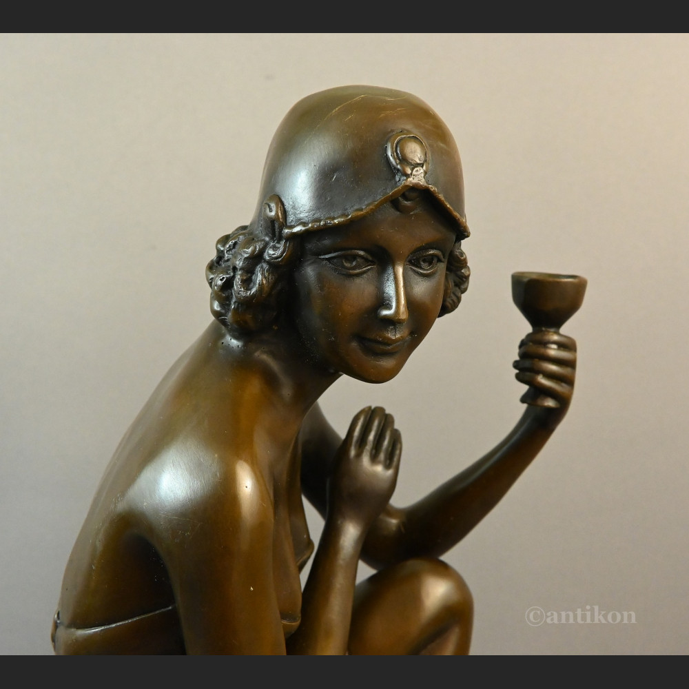 Rzeźba z brązu Art Deco Lady z szampanem 