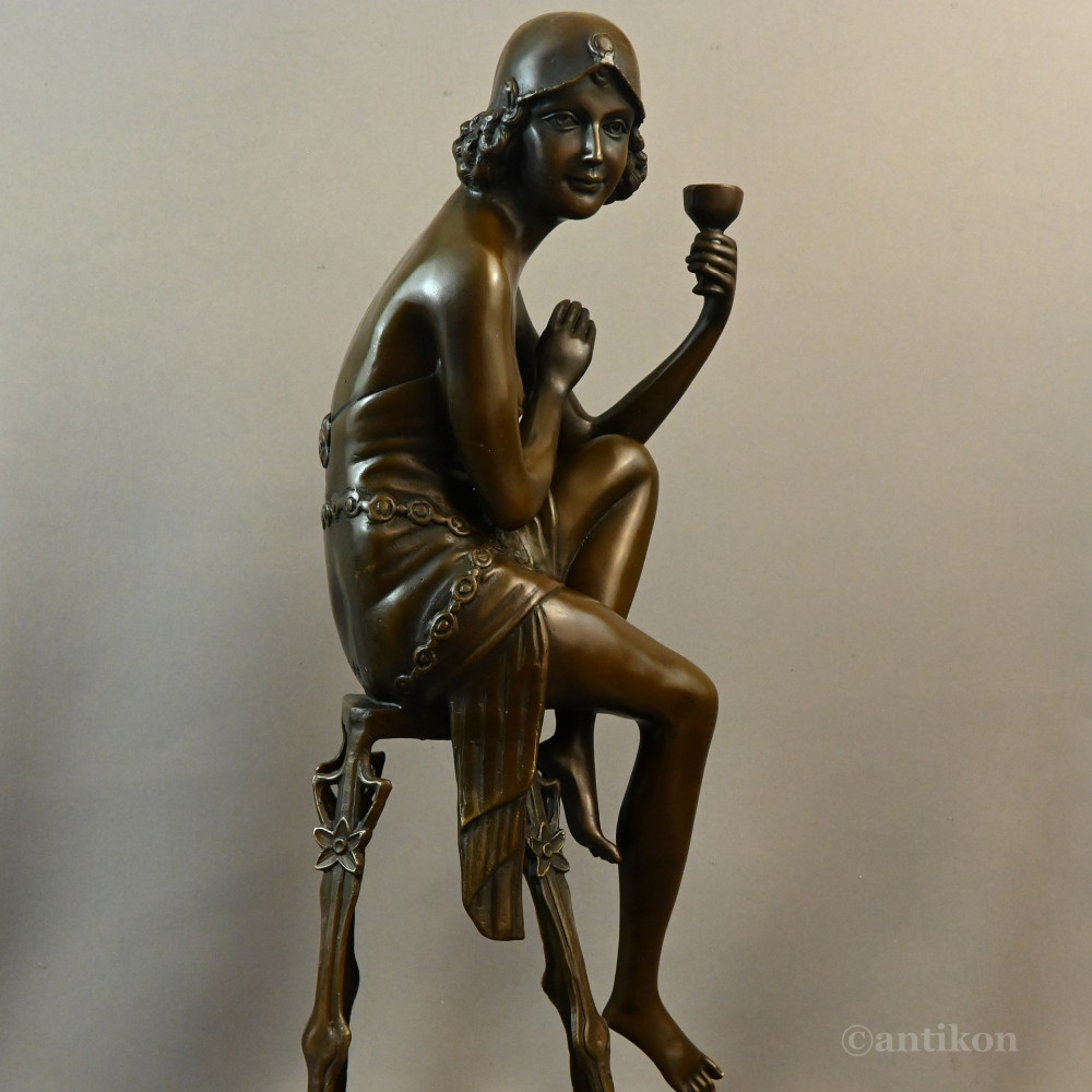 Rzeźba z brązu Art Deco Lady z szampanem 