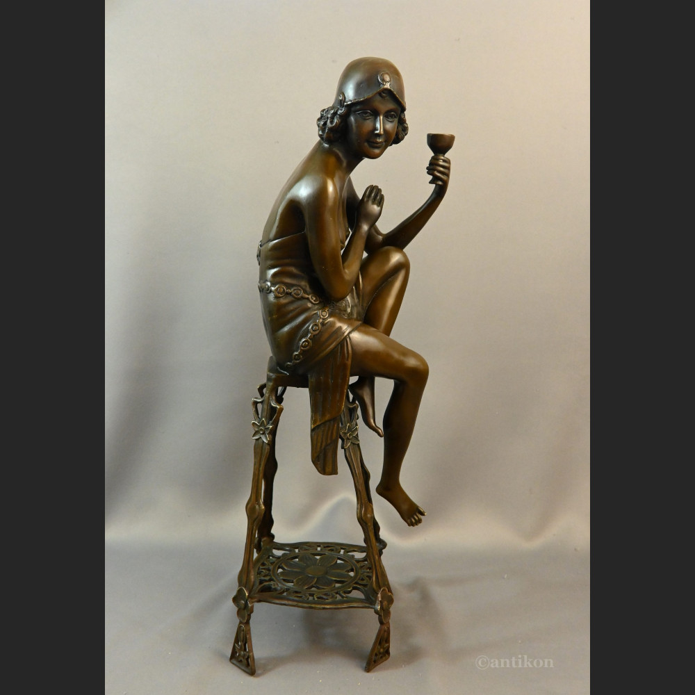 Rzeźba z brązu Art Deco Lady z szampanem 