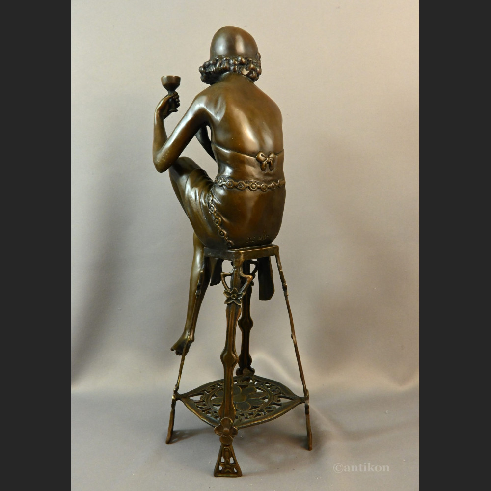 Rzeźba z brązu Art Deco Lady z szampanem 