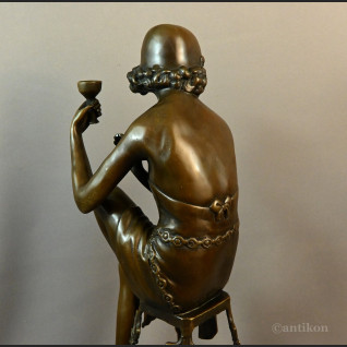 Rzeźba z brązu Art Deco Lady z szampanem 