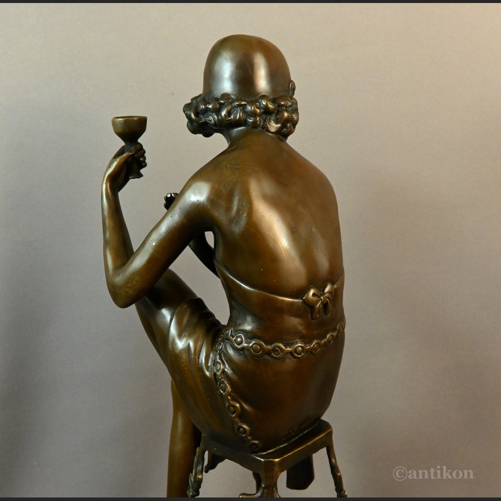 Rzeźba z brązu Art Deco Lady z szampanem 