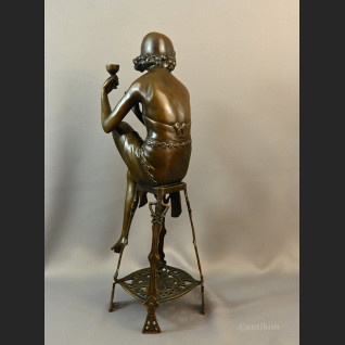 Rzeźba z brązu Art Deco Lady z szampanem 