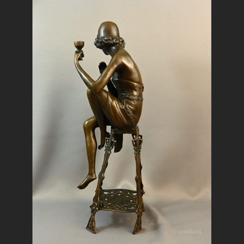 Rzeźba z brązu Art Deco Lady z szampanem 
