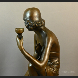 Rzeźba z brązu Art Deco Lady z szampanem 