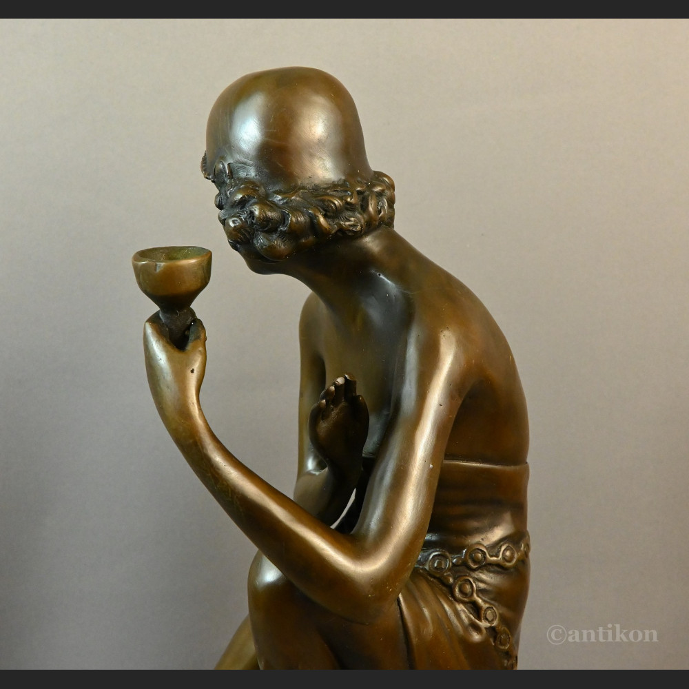 Rzeźba z brązu Art Deco Lady z szampanem 
