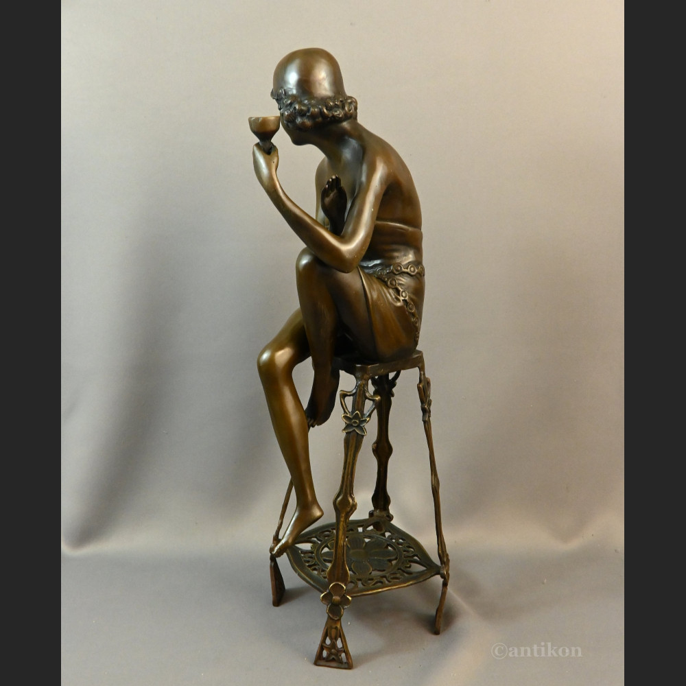 Rzeźba z brązu Art Deco Lady z szampanem 