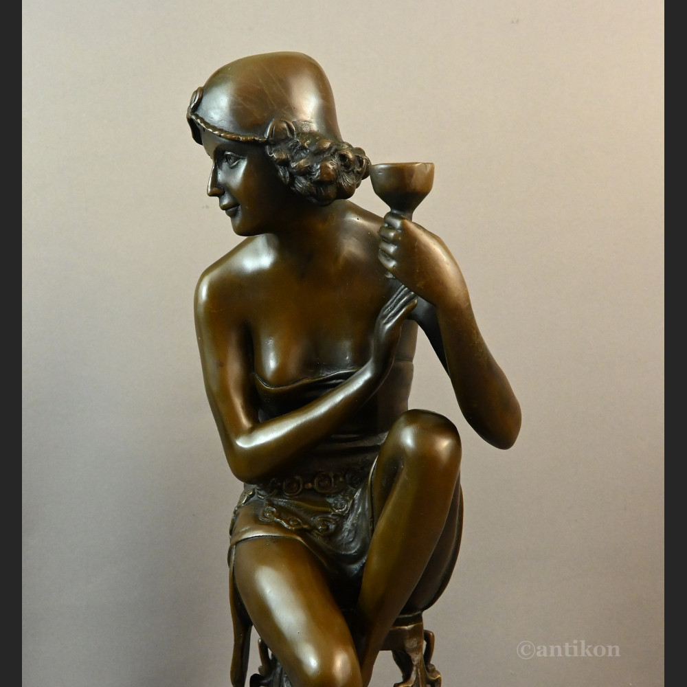 Rzeźba z brązu Art Deco Lady z szampanem 