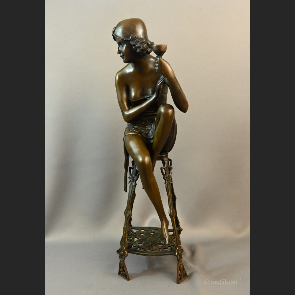 Rzeźba z brązu Art Deco Lady z szampanem 