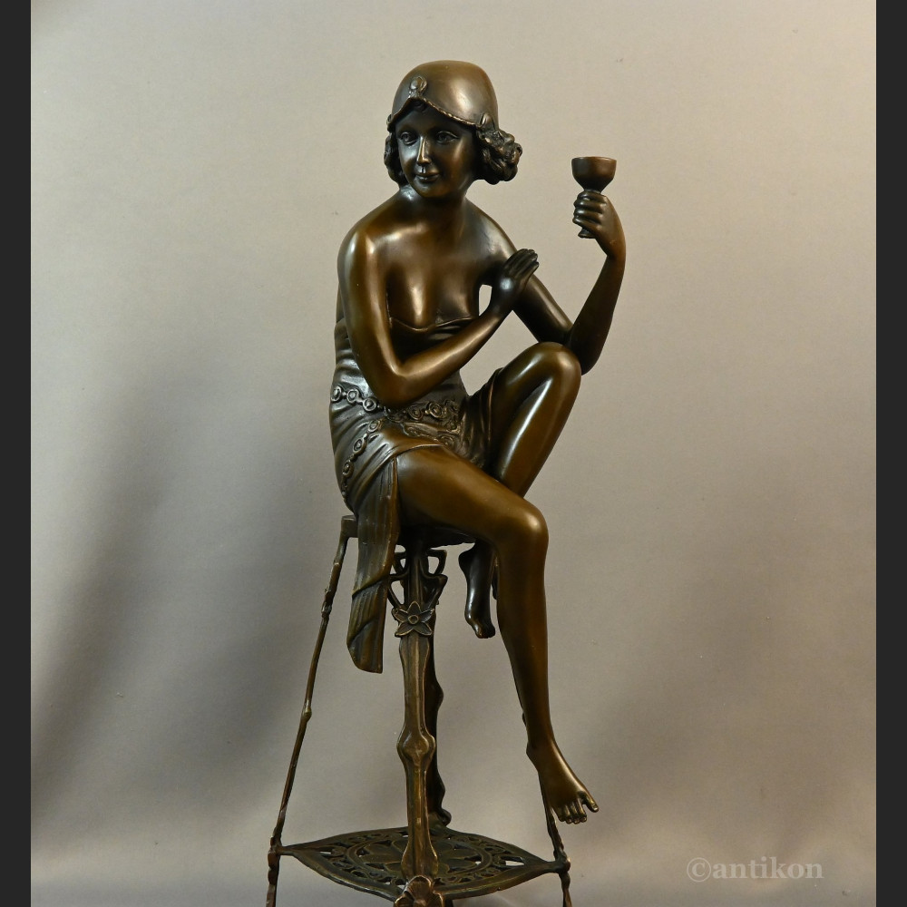 Rzeźba z brązu Art Deco Lady z szampanem 