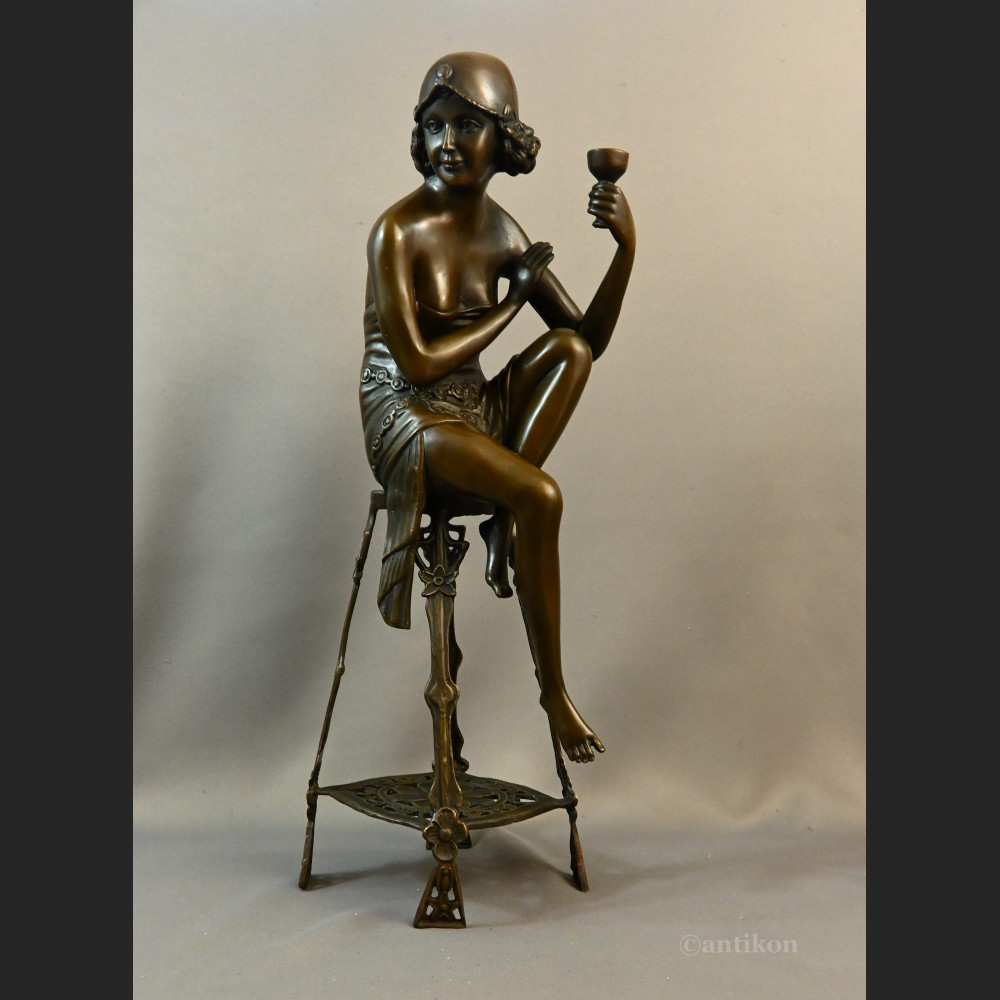 Rzeźba z brązu Art Deco Lady z szampanem 