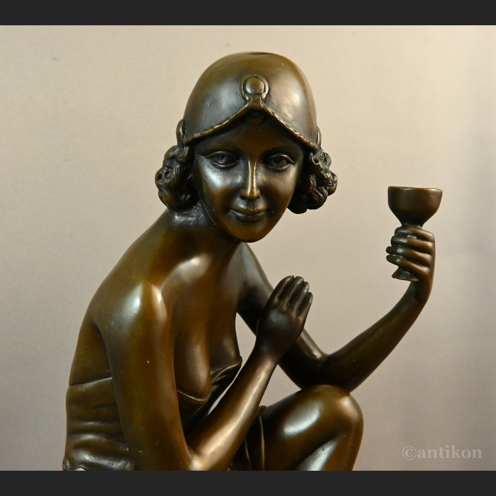 Rzeźba z brązu Art Deco Lady z szampanem 