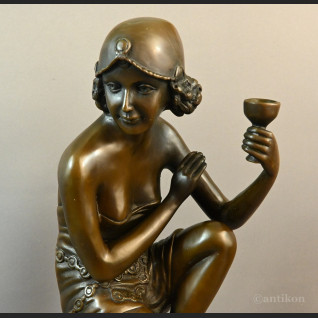 Rzeźba z brązu Art Deco Lady z szampanem 