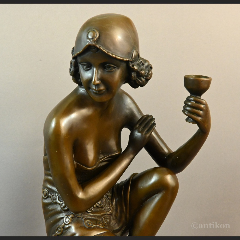 Rzeźba z brązu Art Deco Lady z szampanem 