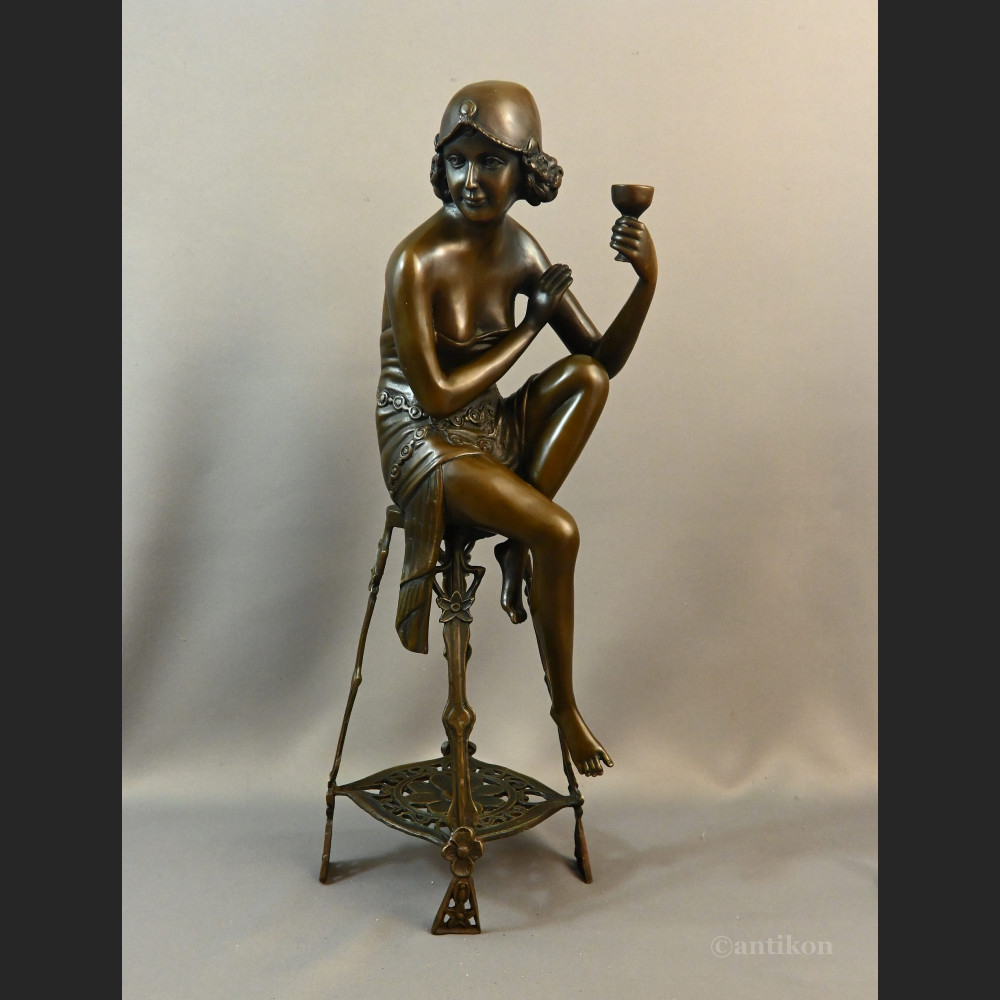 Rzeźba z brązu Art Deco Lady z szampanem 