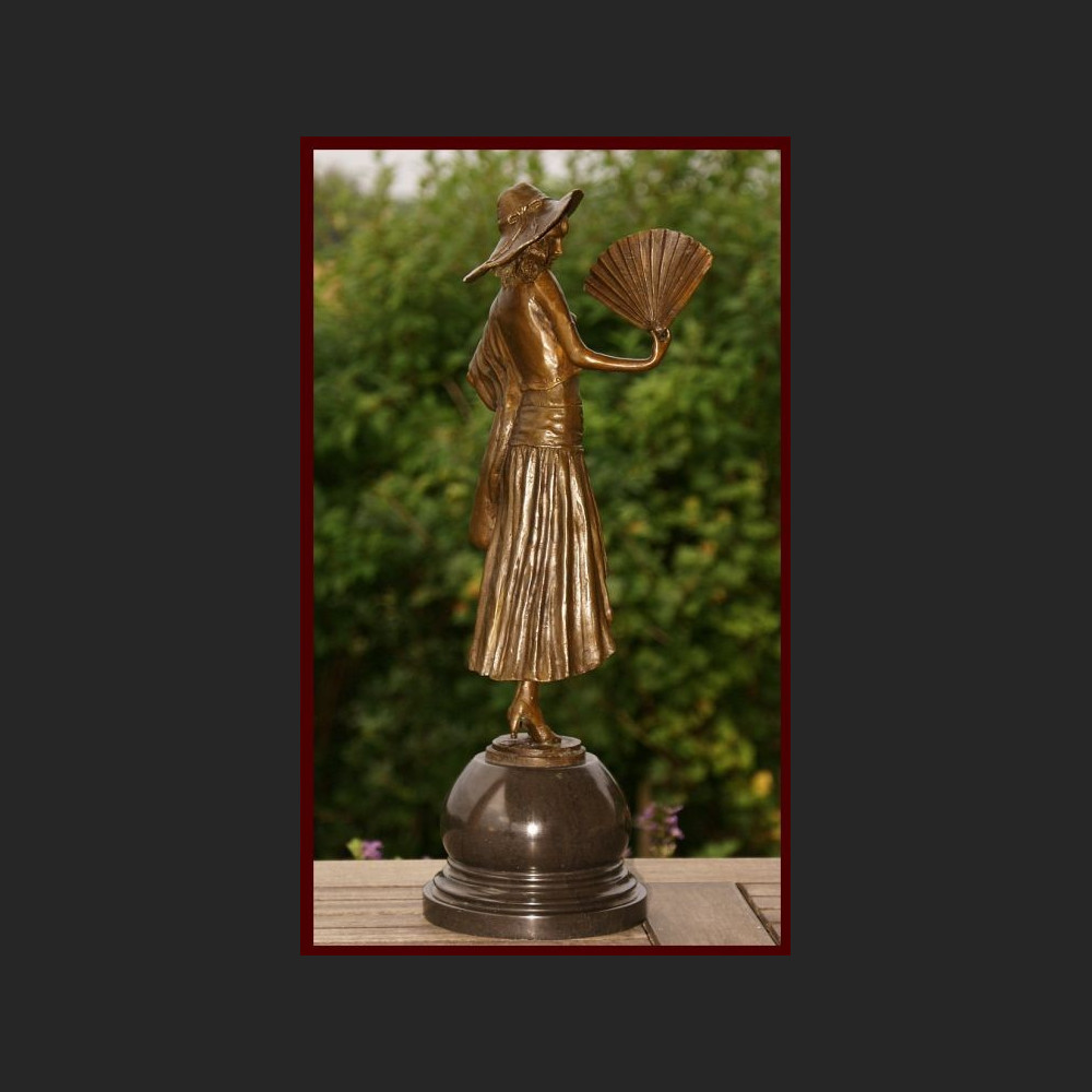 Rzeżba kobieta z wachlarzem prawdziwy brąz