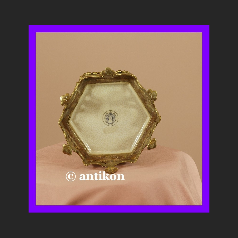 Wspaniała duża herbatnica secesja z brązem Wspaniała duża herbatnica secesja z brązem