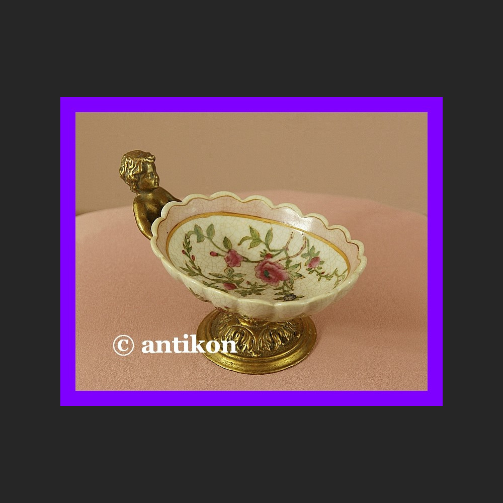 Finezyjna kwiatowa paterka brąz cudo Finezyjna kwiatowa paterka brąz cudo