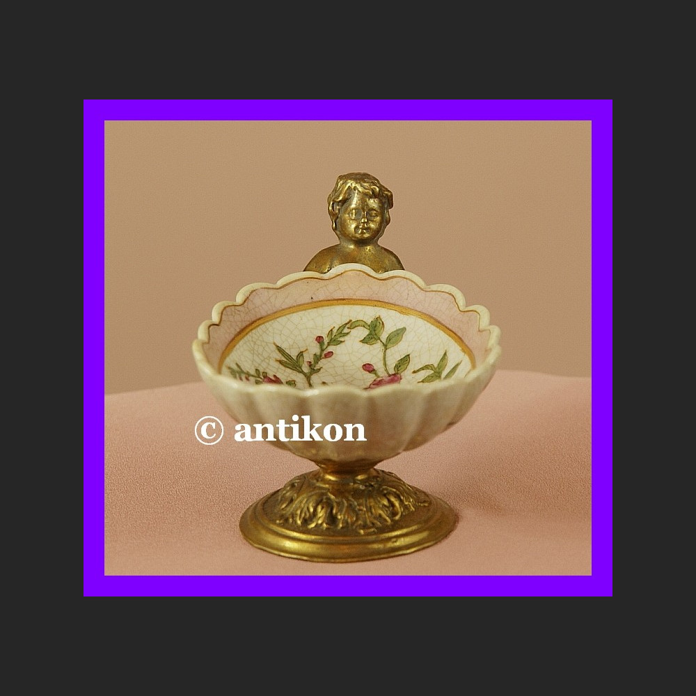 Finezyjna kwiatowa paterka brąz cudo Finezyjna kwiatowa paterka brąz cudo