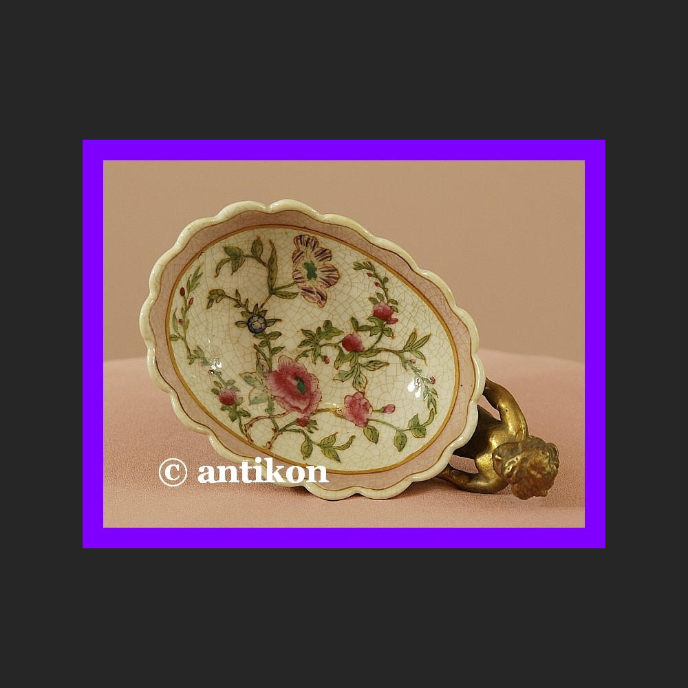 Finezyjna kwiatowa paterka brąz cudo Finezyjna kwiatowa paterka brąz cudo