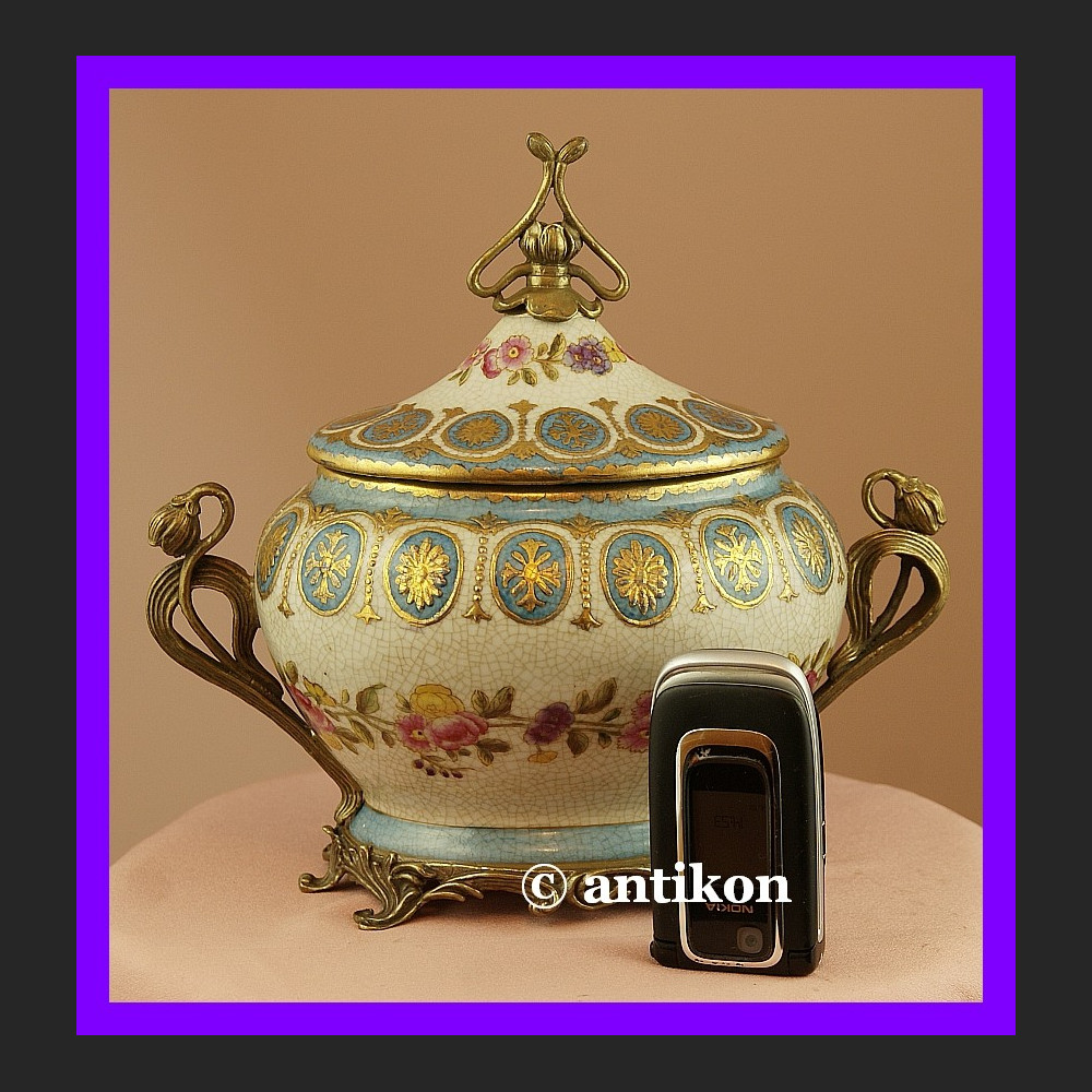 Wspaniała duża secesyjna bomboniera malowana Wspaniała duża secesyjna bomboniera malowana