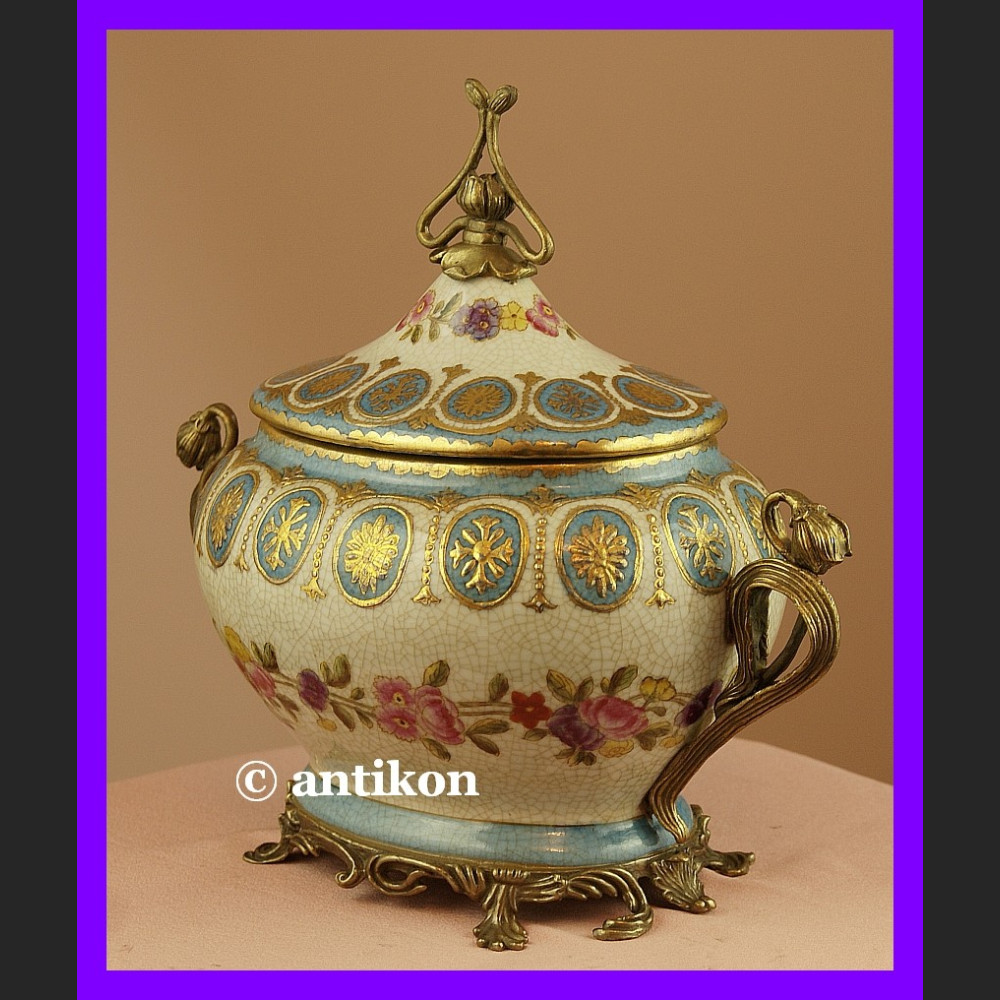 Wspaniała duża secesyjna bomboniera malowana Wspaniała duża secesyjna bomboniera malowana