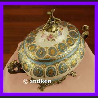 Wspaniała duża secesyjna bomboniera malowana Wspaniała duża secesyjna bomboniera malowana