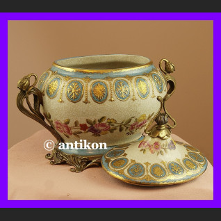 Wspaniała duża secesyjna bomboniera malowana Wspaniała duża secesyjna bomboniera malowana