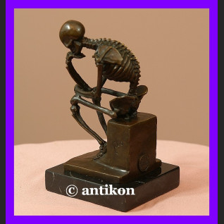 Kościotrup myśliciel niesamowita rzeźba brąz 