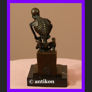 Kościotrup myśliciel niesamowita rzeźba brąz  Kościotrup myśliciel niesamowita rzeźba brąz