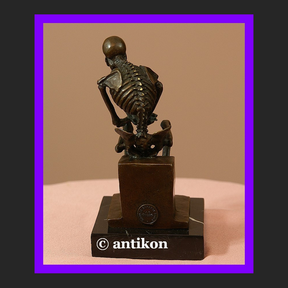 Kościotrup myśliciel niesamowita rzeźba brąz  Kościotrup myśliciel niesamowita rzeźba brąz