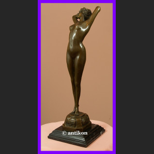 Rzeźba akt duży brąz kobieta stojąca