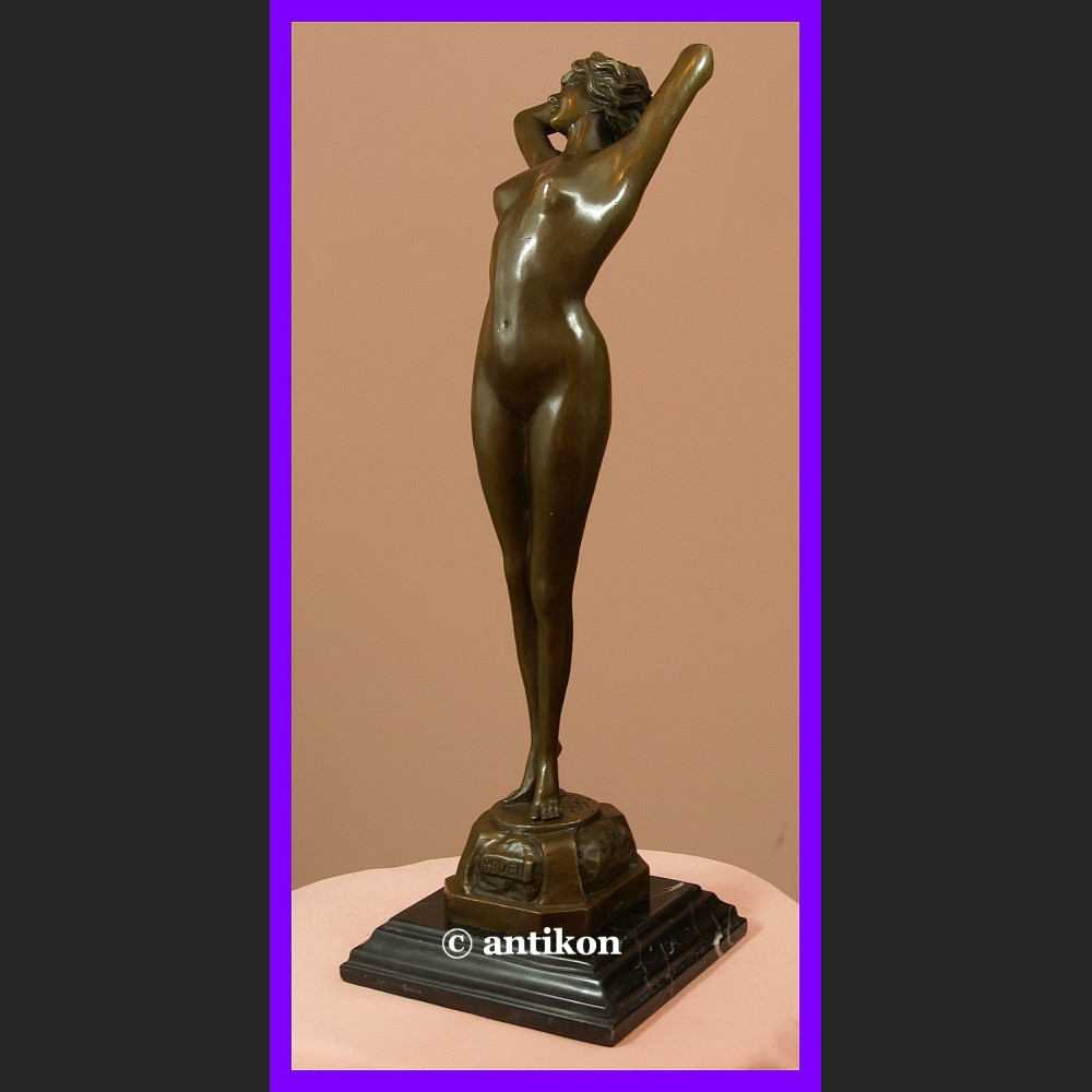 Rzeźba akt duży brąz kobieta stojąca