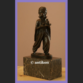 Mały arabski służący  figurka z brązu na marmurze