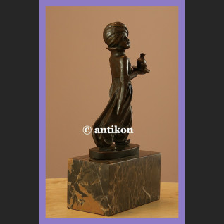 Mały arabski służący  figurka z brązu na marmurze