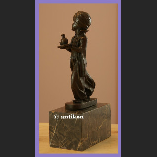 Mały arabski służący  figurka z brązu na marmurze